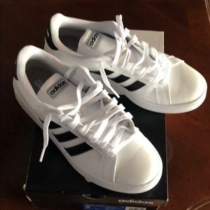 Women’s Adidas cloudfoam comfort tennis shoe